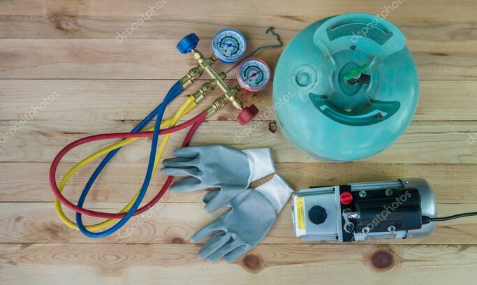 Tecnico che controlla una possibile perdita di gas refrigerante
