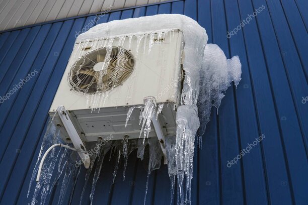 Unità esterna di pompa di calore installata su una casa