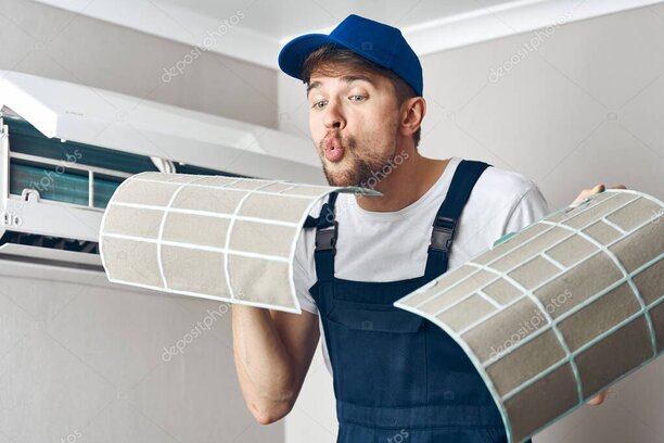 Tecnico che pulisce il filtro di un climatizzatore