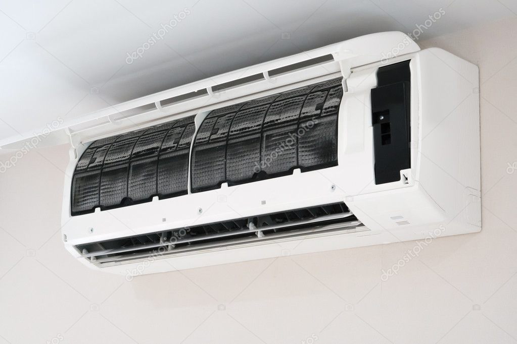 Componenti elettronici per climatizzatori su un tavolo tecnico